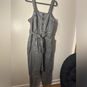 Cute Jean overall that is perfect for spring and summer